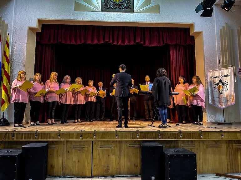 El coro es uno de los elencos del Centre Català que participarán de la gala artística en el Teatro Municipal.