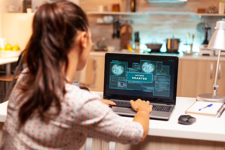 Amanazas al ecosistema digital. Mujer jáquer lanzando un presunto ciberataque financiero. Foto: DCStudio/Freepik.