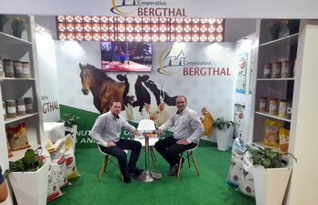En su stand, la Cooperativa Bergthal Ltda. presenta la variedad de productos balanceados de alta calidad para el mercado local.