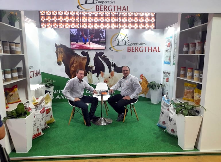 En su stand, la Cooperativa Bergthal Ltda. presenta la variedad de productos balanceados de alta calidad para el mercado local.