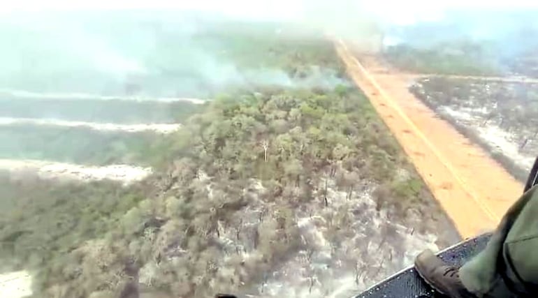 Vista aérea de una zona del norte del Chaco afectada por un incendio forestal.