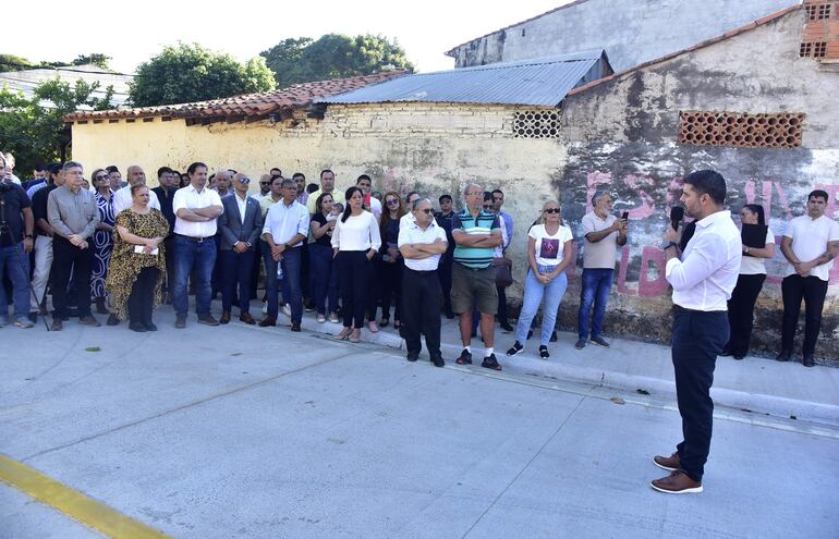 Ante cuestionamientos, el intendente de Asunción, Óscar "Nenecho" Rodríguez (ANR), inauguró días atrás la cuenca pluvial y mejoramiento vial de Rocío Cabriza.