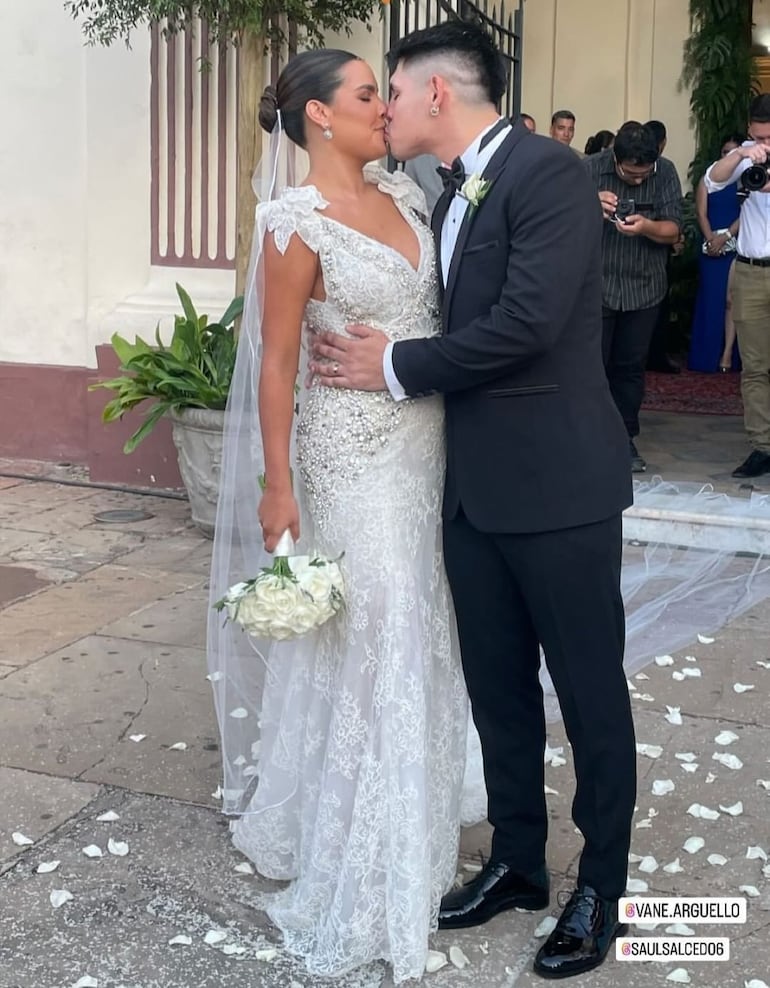 Los nuevos esposos, Saúl Salcedo y Vane Arguello, dándose un beso en el atrio de la iglesia. (Captura de la historia de Instagram de Vane Arguello)