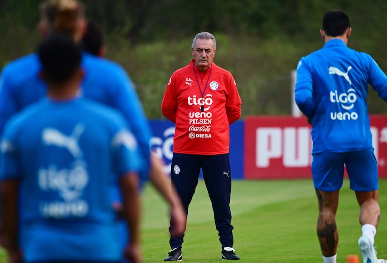 Gustavo Alfaro (rojo), entrenador de la selección paraguaya, en el entrenamiento del lunes 2 de setiembre en el Centro de Alto Rendimiento, en Ypané, Paraguay.