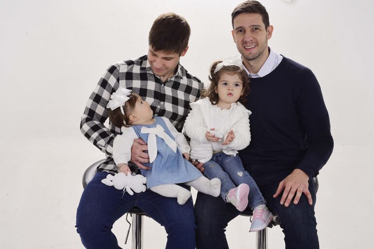 Charles con su bebita Izibelle y Benjamín con Sienna celebran hoy el día del padre.