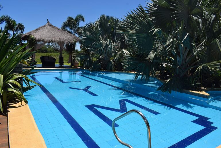 Los visitantes que se alojan en las cabañas de la hacienda pueden compartir la piscina, quincho, parrillas.