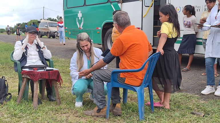 Asistencia médica del móvil de salud de la Entidad Binacional Yacyretá. Médicos detectaron varios cuadros respiratorios y un caso gastrointestinal entre los afectados atendidos.