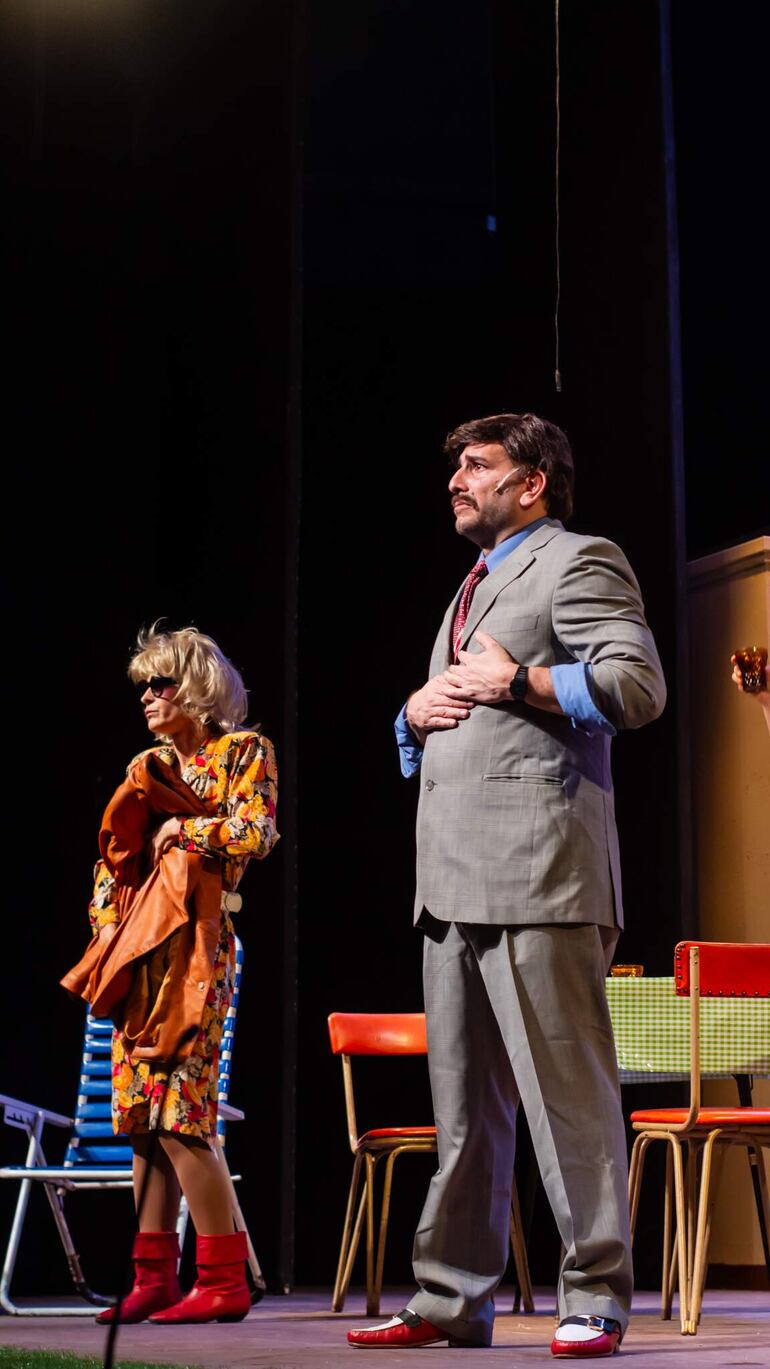 Eugenia Tobal y Nico García Hume en una escena de la obra teatral "Cómo provocar un incendio".