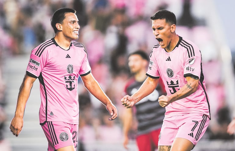 Diego Gómez y Matías Rojas celebran sus respectivos goles en la victoria 4-3 del Inter Miami sobre Toronto.