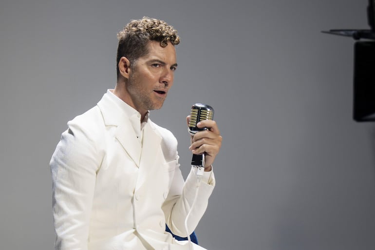 David Bisbal se siente "privilegiado" por haber grabado "como se hacía hace cuarenta años" el disco 'Todo es posible en Navidad', canciones que van de villancicos a clásicos como 'El burrito sabanero' con las que cree haber logrado, ha dicho a EFE, "un viaje navideño por América para perdurar toda la vida". Son diez cortes para "momentos entrañables y de añoranza", ha explicado en la entrevista.