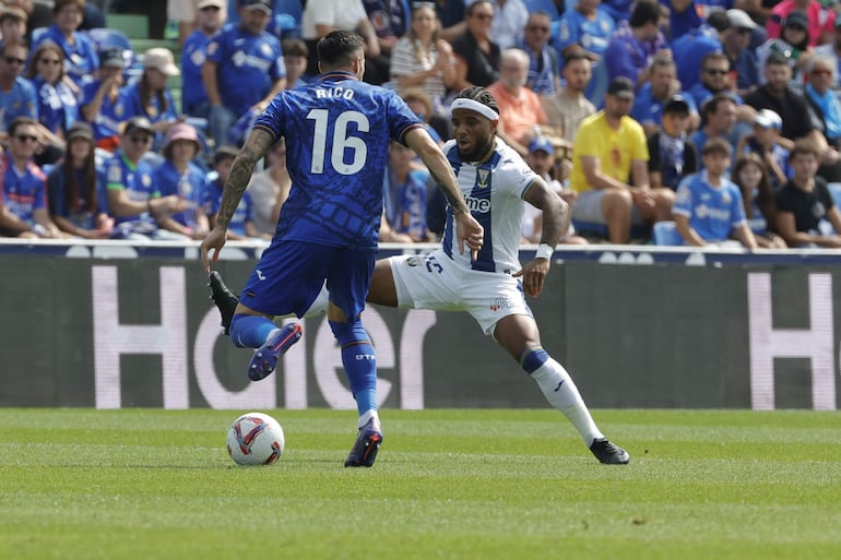 El defensa del Getafe Diego Rico y el defensa francés del Leganés Valentin Rosier, durante el partido de la jornada 6 de LaLiga, este domingo en el Estadio Coliseum en Getafe.-