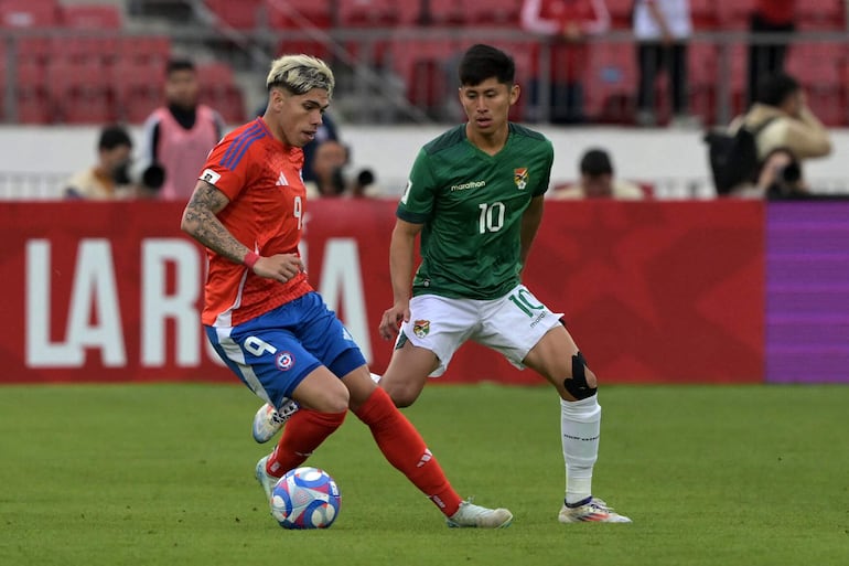 Carlos Palacios (i), jugador de la selección de Chile, domina el balón en el partido frente a Bolivia por la octava fecha de las Eliminatorias Sudamericanas 2026 en le estadio Nacional, en Santiago, Chile. 