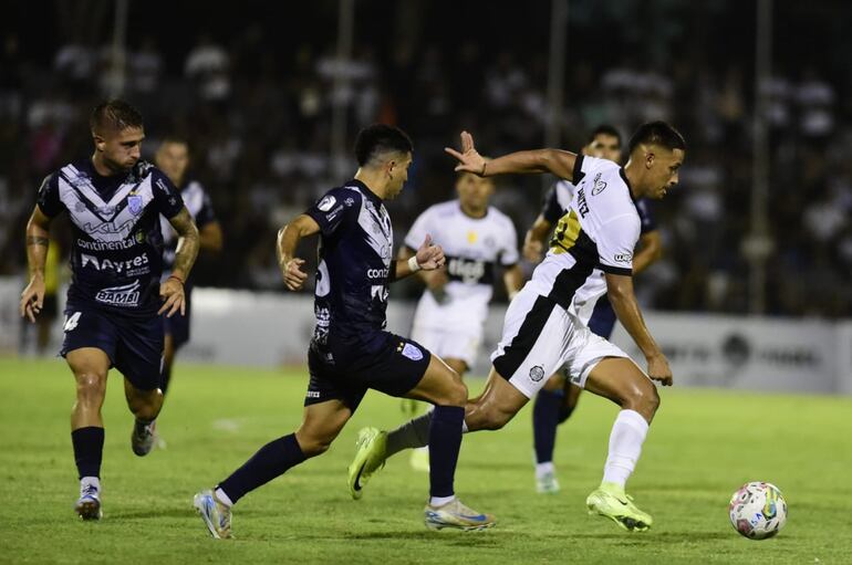 Ameliano y Olimpia igualaron a dos goles