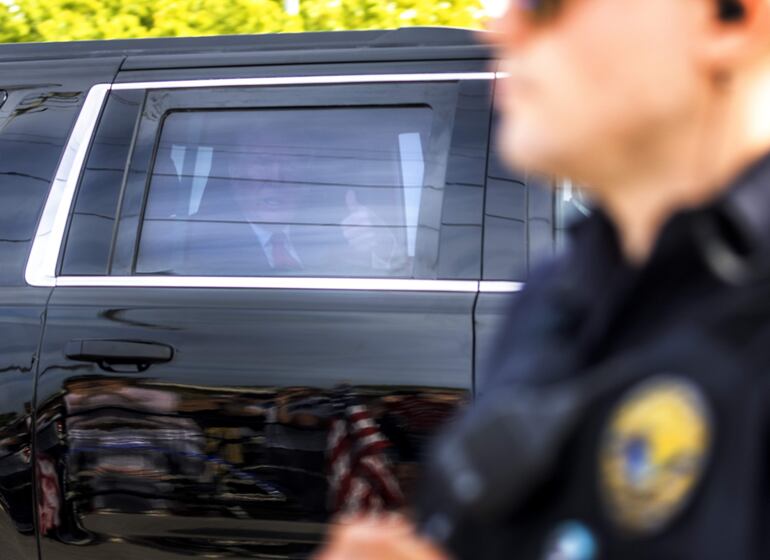 El expresidente Donald Trump llega a Fort Pierce, Florida, para su comparecencia.