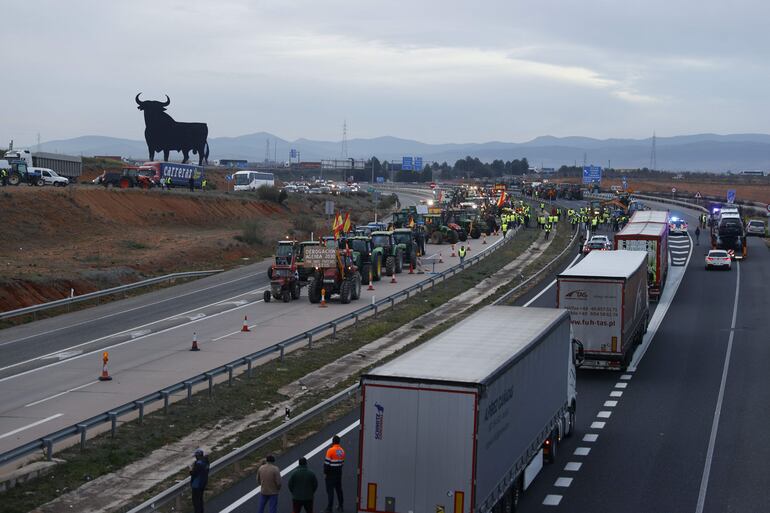  Vista de la concentración de tractores en la A4 a la altura de Madridejos (Toledo) este martes cuando los agricultores españoles generalizan esta semana sus protestas y se echarán a la calle en varias provincias del país para pedir cambios en las exigencias normativas ambientales, más flexibilidad de la Política Agraria Común (PAC) y ayudas por la sequía, entre otras demandas. EFE/ Ismael Herrero
