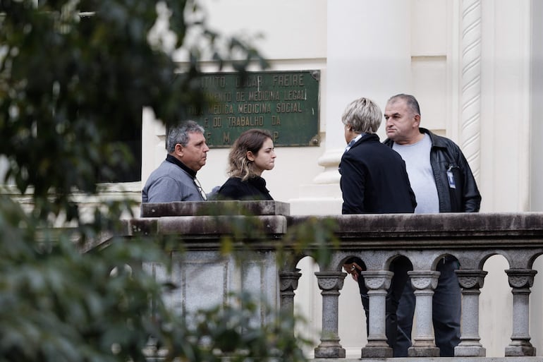 Familiares de las 62 víctimas del accidente del vuelo 2283 de Voepass, que cayó en la ciudad de Vinhedo, llegan este sábado al auditorio del Instituto Oscar Freire, lugar elegido para la recepción e inicio de los procedimientos de reconocimiento de cadáveres en Sao Paulo (Brasil). 