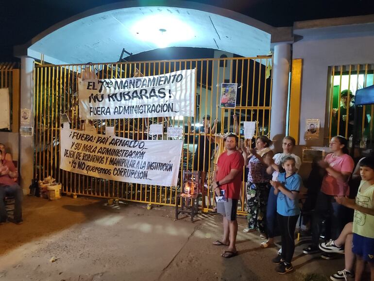 Continúa la toma del Colegio San Miguel Arcángel en protesta por destitución de directora.