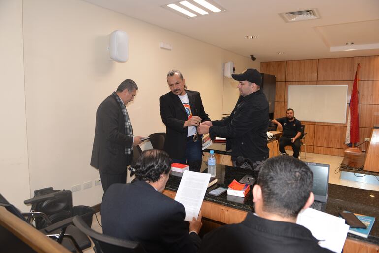 El senador electo Rafael Esquivel (Cruzada Nacional) cuando llegaba al banquillo de los acusados en el Palacio de Justicia de Ciudad del Este.