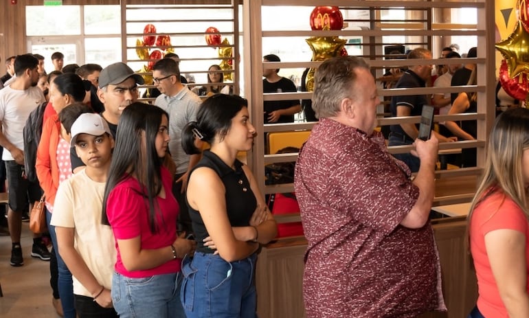 Personas de todas las edades asistieron a la apertura oficial del nuevo restaurante de McDonald's en Caaguazú.