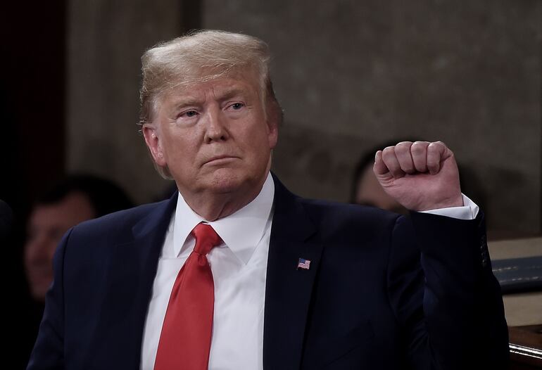 El presidente de Estados Unidos,  Donald Trump, levanta el puño mientras pronuncia el discurso del estado de la Unión en el capitolio.