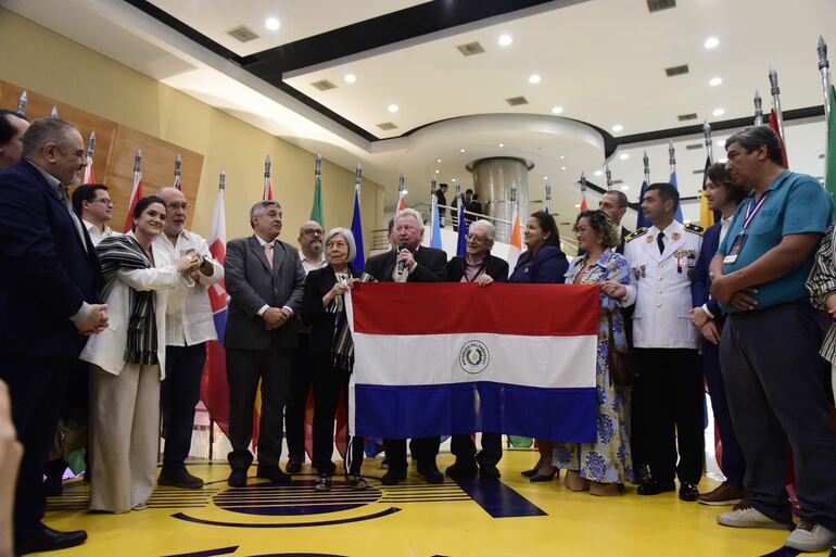 Referentes culturales celebraron la declaración de la guarania como Patrimonio Inmaterial de la Humanidad, en el Centro de Convenciones de la Conmebol.