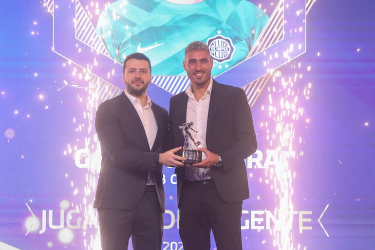 Gastón Olveira (d), arquero de Olimpia, recibió tres galardones en los Premios de Primera 2024 de la Asociación Paraguaya de Fútbol (APF) en el Parque Olímpico, en Luque.