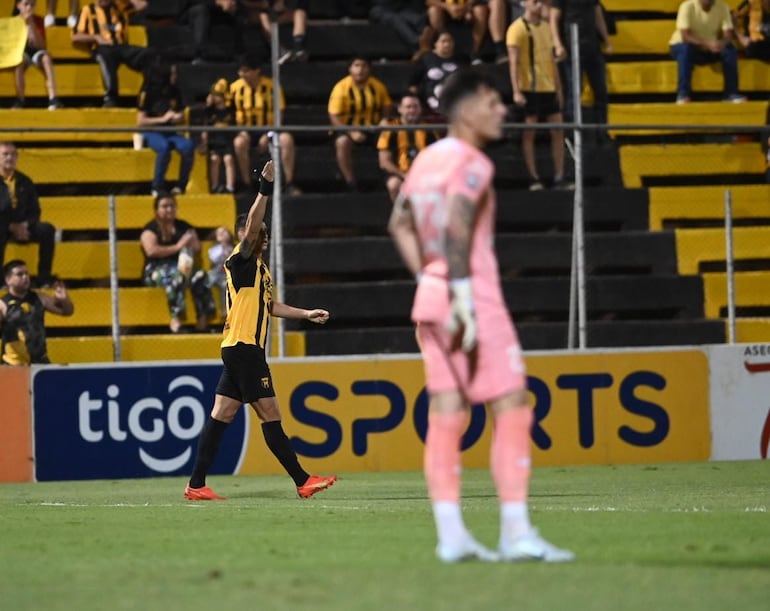 Facundo Barceló, de Guaraní, celebra su gol ante Tacuary, con Gaspar Servio al frente.