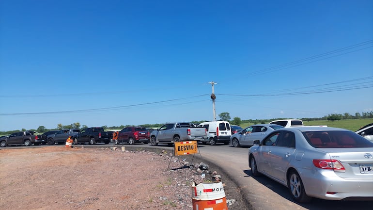 Una extensa fila de vehículos se registra esta mañana en el Puerto Falcón. Los argentinos dicen que llevan horas esperando, pero siguen celebrando la victoria de la Sudamericana.