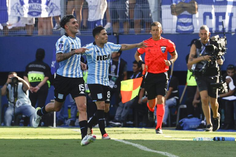 Gastón Martirena (i) de Racing celebra su gol este sábado, en la final de la Copa Sudamericana entre Racing y Cruzeiro en el estadio General Pablo Rojas en Asunción (Paraguay). 
