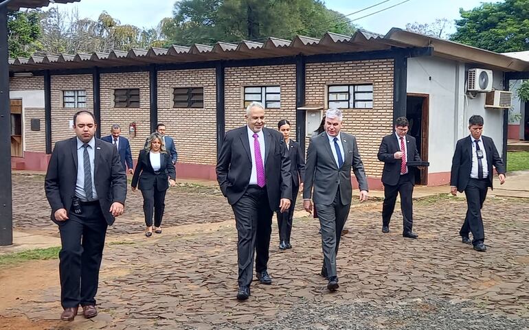 El fiscal adjunto de Alto Paraná, Jorge Sosa y lel embajador de los Estados Unidos, Marc Ostfield (centro), durante el recorrido en la Fiscalía de CDE.