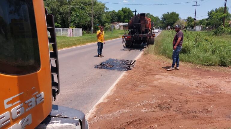 Bacheo de rutas por parte de maquinarias del MOPC.