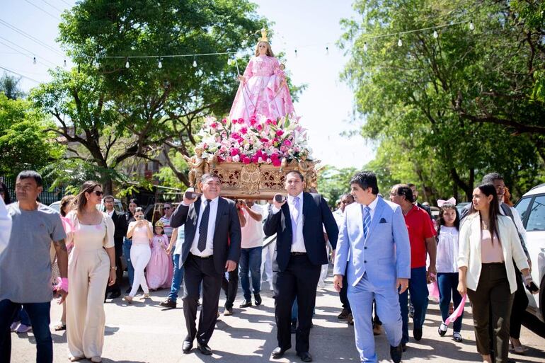 Procesión de la imagen de la Virgen del Rosario, realizada el domingo en la localidad de villeta. Este sábado la misa central a cargo del obispo de San Lorenzo, monseñor Joaquín Robledo.