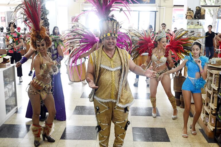 El Rey Momo y las reinas del Carnaval anticiparon la fiesta que se vivirá desde el próximo 21 de febrero en Villarrica.