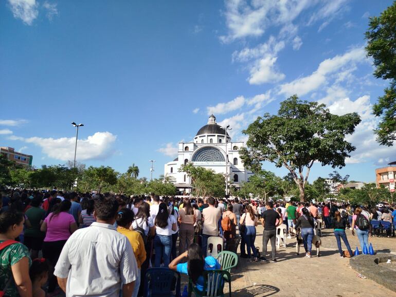 Como cada domingo la explanada de la basilica de Caacupé estuvo copada de feligreses.