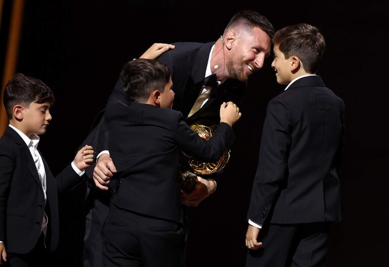 ¡Pura ternura! Lionel Messi recibiendo los abrazos de sus hijos tras ganar por octava vez el Balón de Oro. (EFE/EPA/MOHAMMED BADRA)
