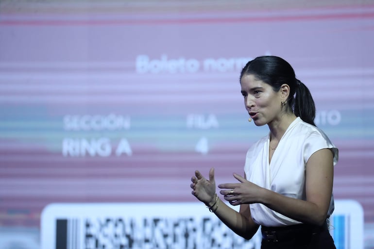 La directora general de Ticketmaster México, Ana María Arroyo habla hoy, durante la presentación de su nuevo boleto digital Ticketmaster Sfae Tix, en la Ciudad de México(México)