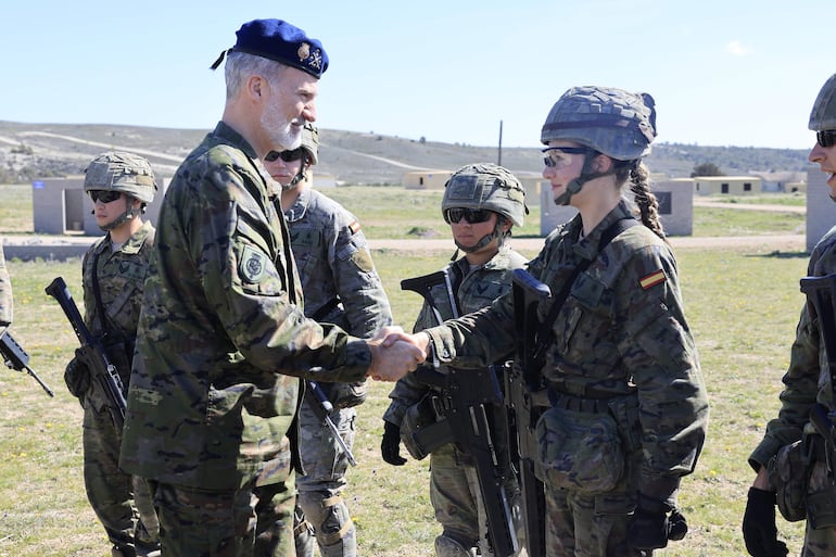 El rey Felipe VI saluda su hija Leonor, princesa de Asturias, durante su visita, el pasado 15 de marzo, a los alumnos de la Academia General Militar en el marco de las maniobras en el Centro Nacional de Adiestramiento de San Gregorio, en una imagen facilitada este lunes. 