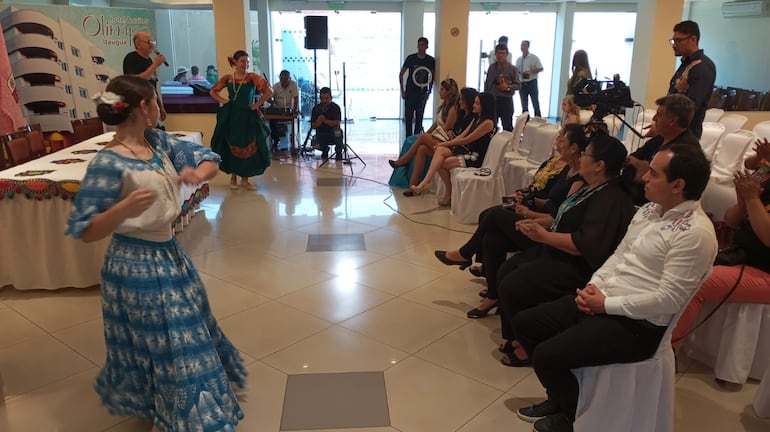 Durante la presentación de los preparativos dos bailarinas danzaron ante los organizados e invitados.