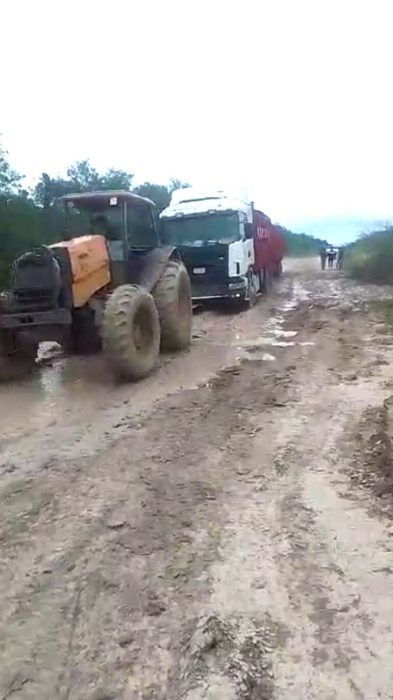 Los tractores podrían destruir más los caminos precarios en la zona; la imagen corresponde al día de ayer, cuando una de estas máquinas ayudaba a un camión transportador de ganado.