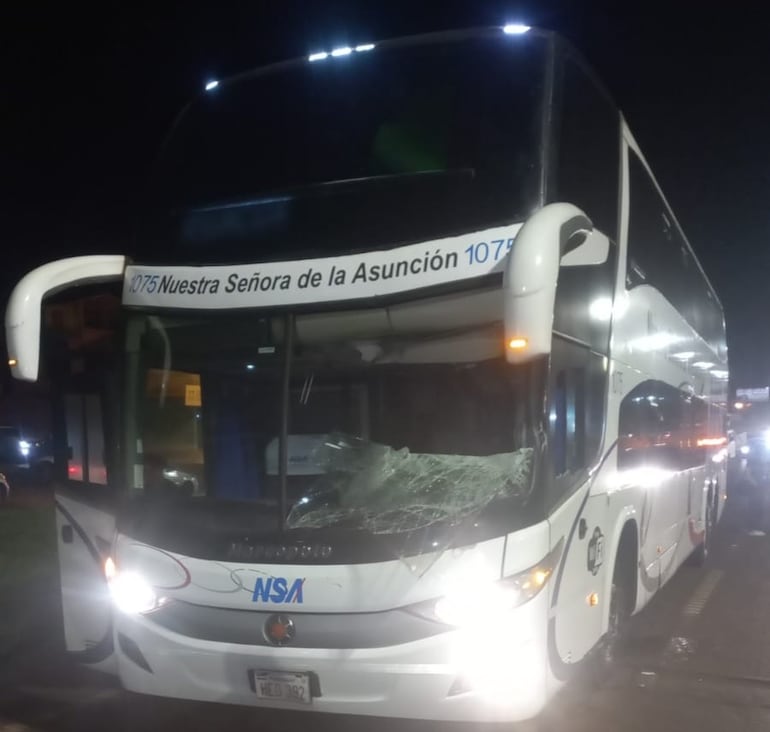 El bus de la empresa Nuestra Señora de la Asunción sufrió daños en el parabrisas tras el impacto.