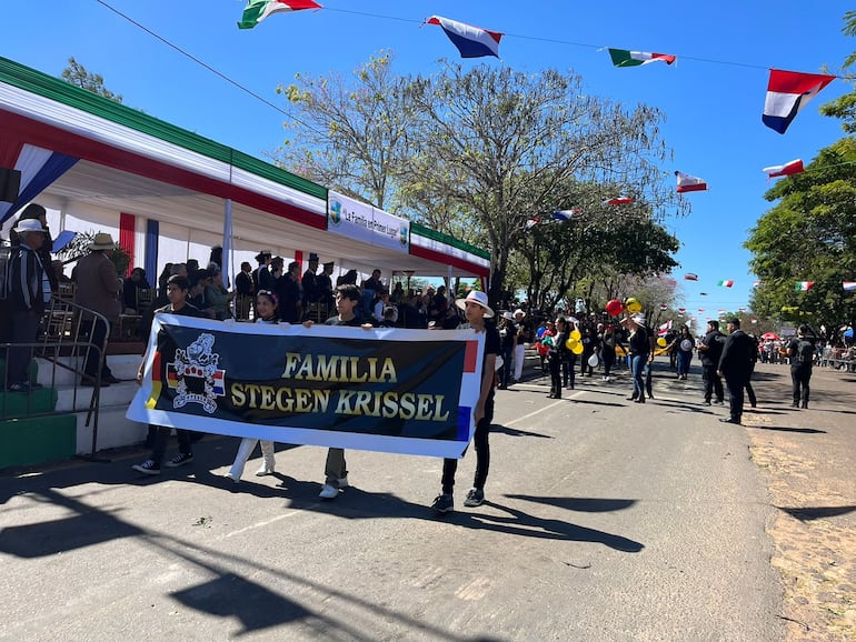 Las delegaciones civiles también dijeron presente en el desfile de la ciudad de Nueva Italia.