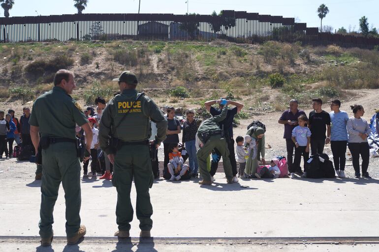 Policía de frontera de Estados Unidos con migrantes que cruzan desde México buscando una vida mejor.
