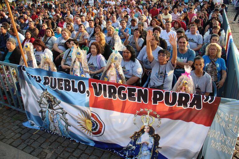 Numerosas peregrinaciones visitan a la Virgen de Caacupé.