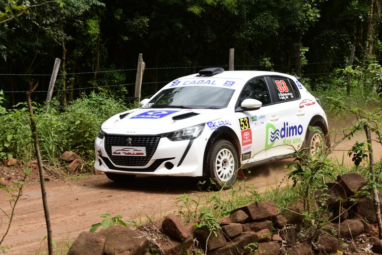 Diego Cruz y Ramiro Ayala, con el Peugeot 208 Rally4, comandan la general de la tracción sencilla del Campeonato Nacional de Rally, por delante de Ricardo Fretes y Omar Benítez. Foto: Virgilio Vera.