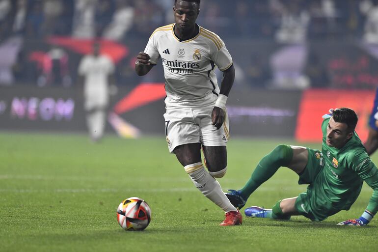 Riyadh (Saudi Arabia), 14/01/2024.- Real Madrid player Vinicius Junior (L) in action against Barcelona's goalkeeper Inaki Pena (R) during Spanish Super Cup final match between Real Madrid and Barcelona at Al Awal Park in Riyadh, Saudi Arabia, 14 January 2024. (Arabia Saudita) EFE/EPA/STR
