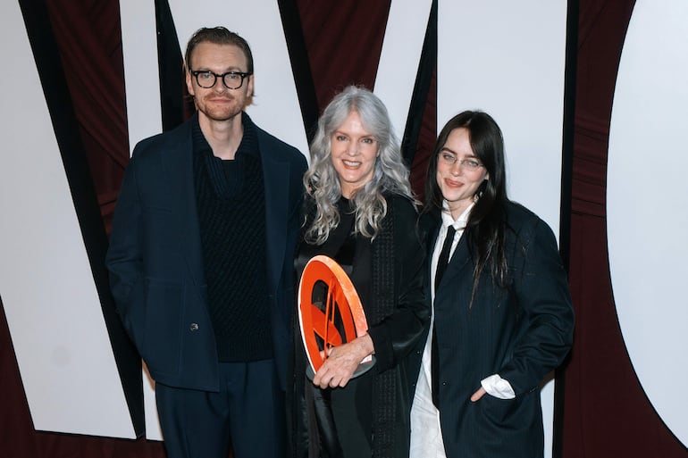 La cantautora estadounidense Billie Eilish, su hermano, el cantautor y productor discográfico Finneas O'Connell, y su madre, la actriz Maggie Baird, posan para los fotógrafos a su llegada a los premios Glamour Women of the Year Awards 2024. (EFE/EPA/OLGA FEDOROVA)
