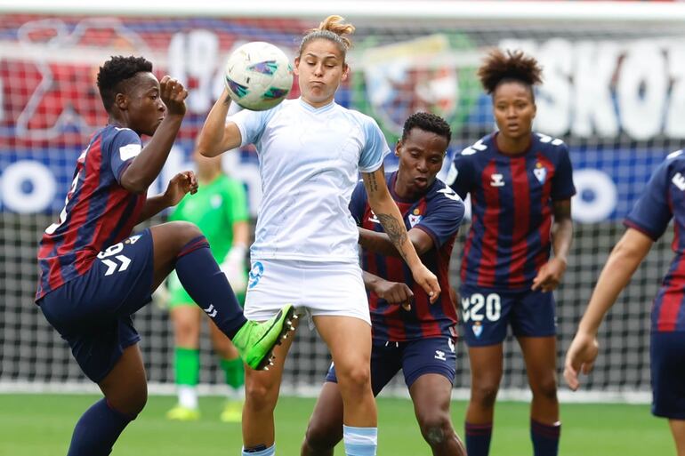 Jessica Martínez (c) en acción ante tres jugadoras del Eibar, durante el partido que Levante Las Planas ganó 2-1 con agónico gol de la delantera paraguaya.