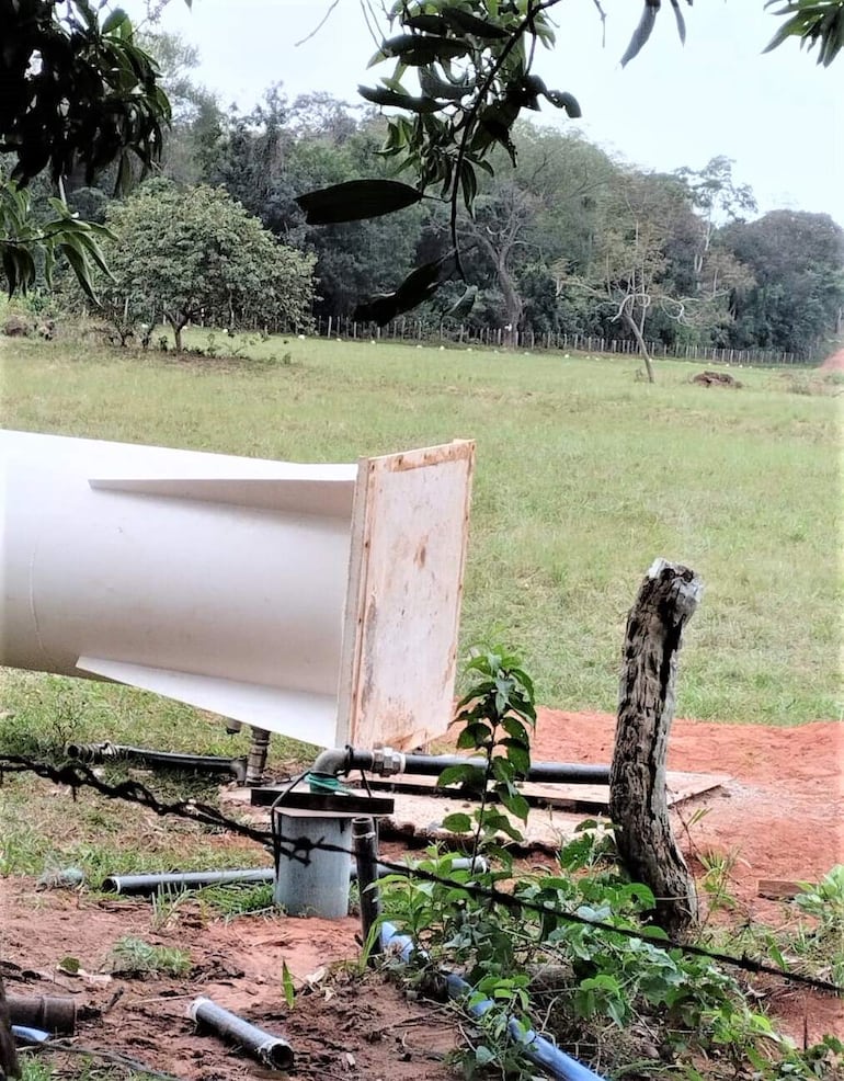 De acuerdo a la denuncia el ex concejal Mario Medina(ANR), habría echado supuestamente el tanque de agua con intenciones de apoderarse el predio.