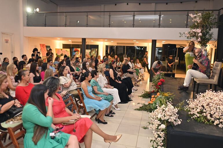 Lanzamiento del libro Esencia Faraónica en Villarrica.