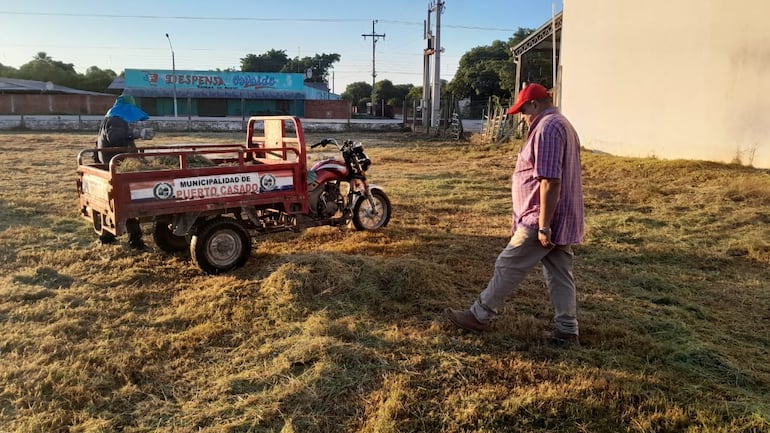 El intendente Hilario Adorno (kepi rojo) se compró una camioneta para uso personal con dinero municipal, pero la Comuna usa motocarro.